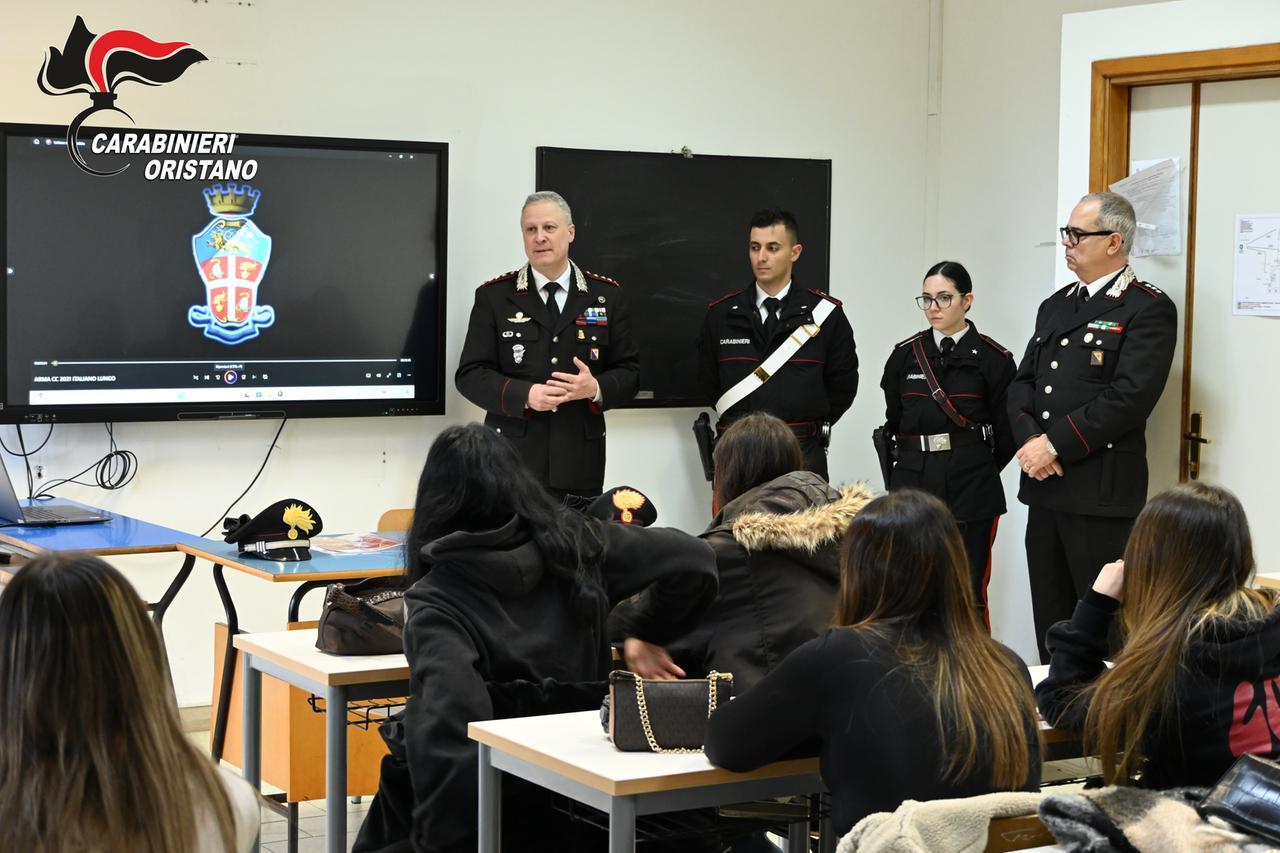 Orientamento e legalità, una giornata a scuola con i carabinieri
