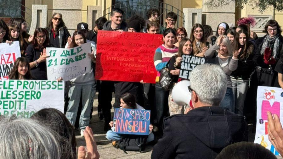 Olbia, al liceo artistico-musicale mancano le aule: gli studenti protestano in municipio