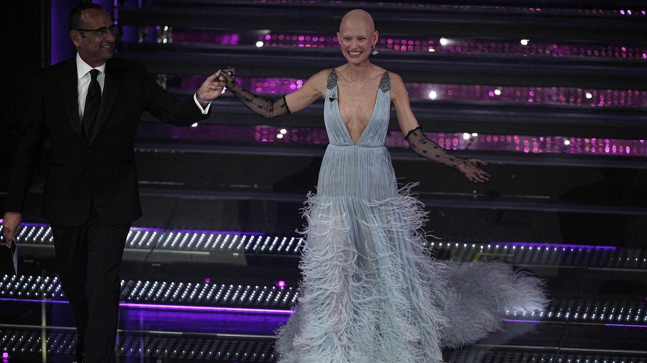 Sanremo, Bianca Balti torna sul palco dell’Ariston. Conti: «Racconterà l’anno dopo la malattia»