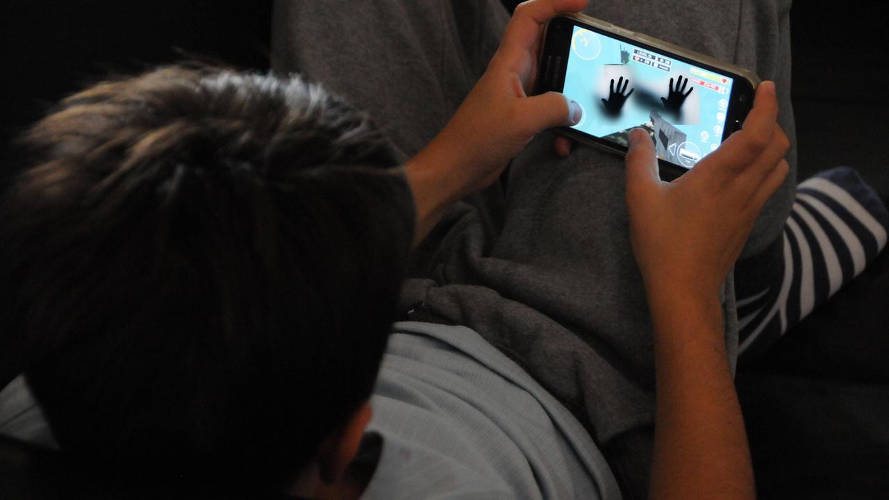 Sassari, il racconto choc di un padre: «Mio figlio inserito in una chat, poi le minacce di morte e di stupri»