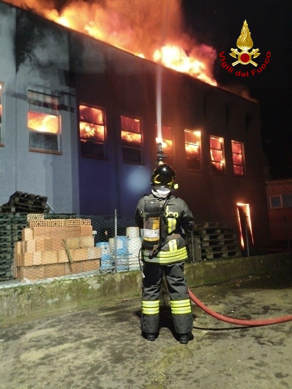 Incendio a Vezzano, a fuoco l’azienda di prodotti chimici Chemco