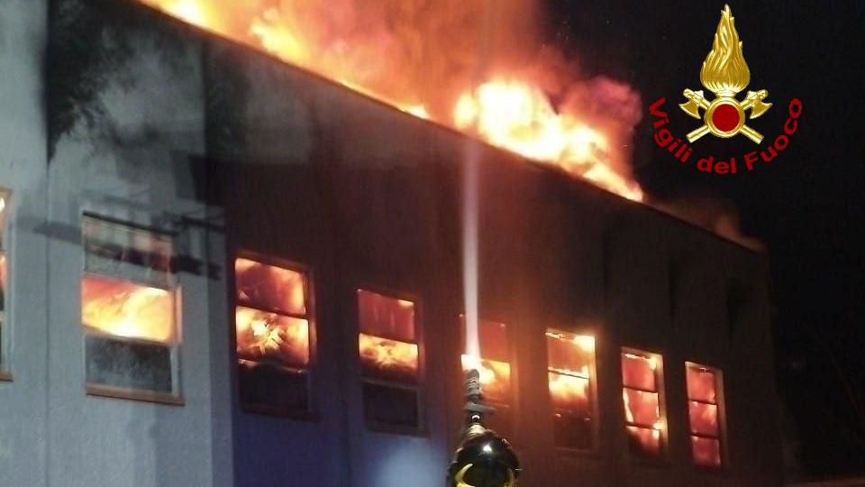 Incendio a Vezzano, a fuoco l’azienda di prodotti chimici Chemco