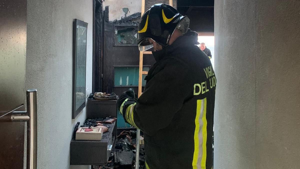 Attimi di terrore sul lungomare, in fiamme un appartamento: l’intervento di due vigili del fuoco fuori servizio