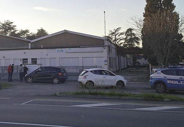 Cade dalla scala mentre ripara una grondaia insieme al figlio: gravissimo un operaio di 43 anni