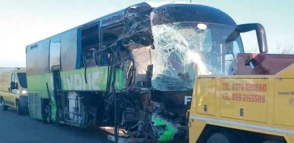 Morto a 18 anni sul Flixbus nell’incidente in A1: «Fu colpa delle barriere di antirumore»