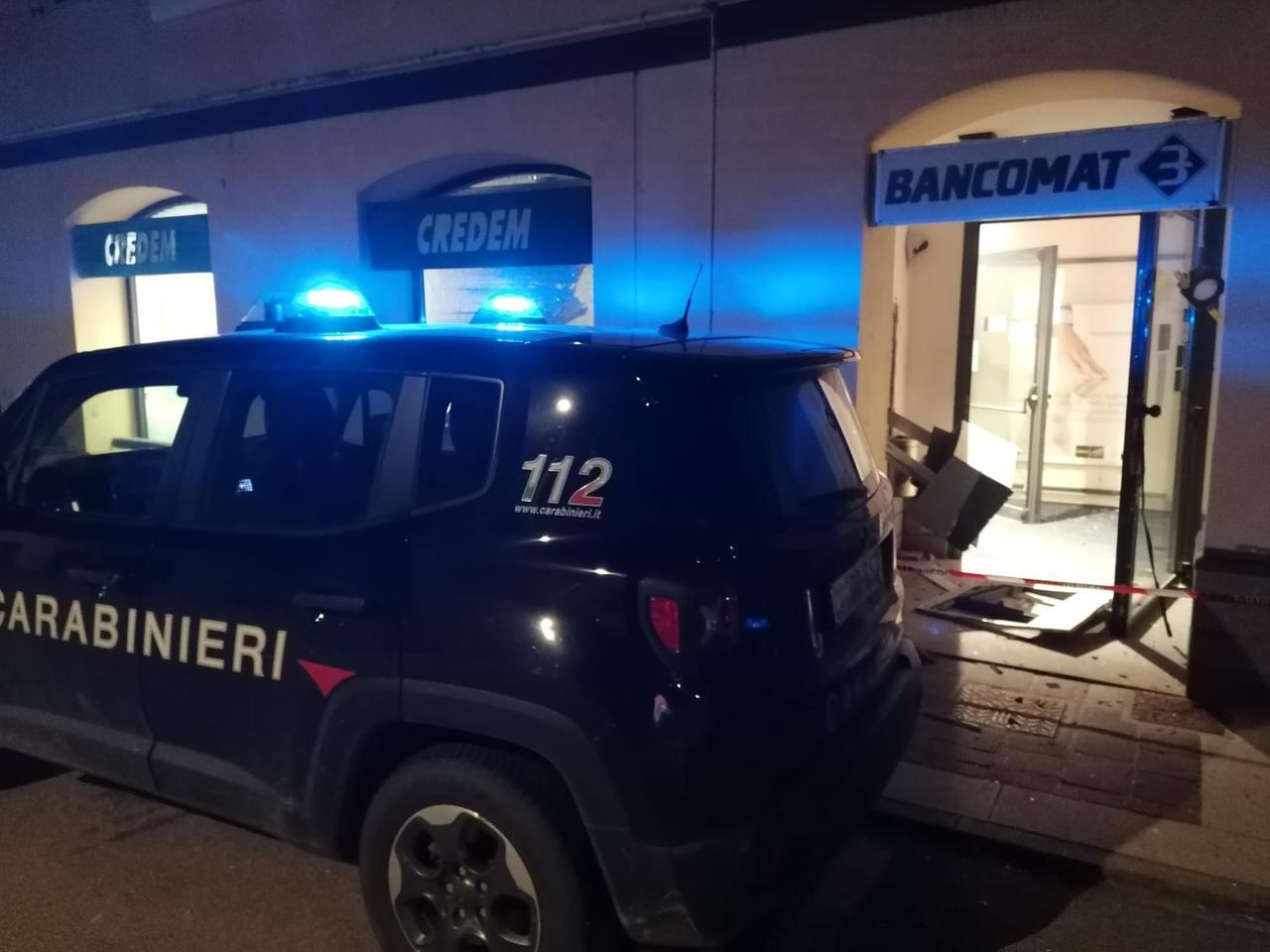 Assalto a due bancomat nel Reggiano: prima il colpo sventato a Quattro Castella, poi l’esplosione a Baiso