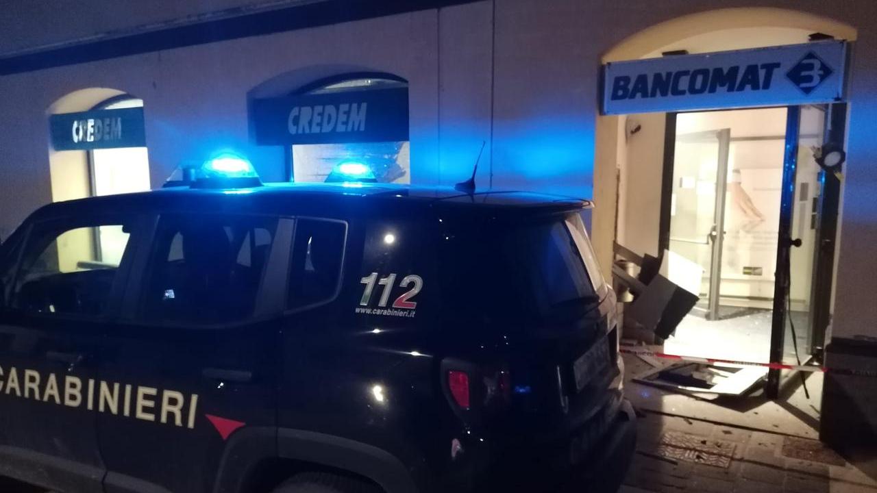 Assalto a due bancomat nel Reggiano: prima il colpo fallito a Quattro Castella, poi l’esplosione a Baiso