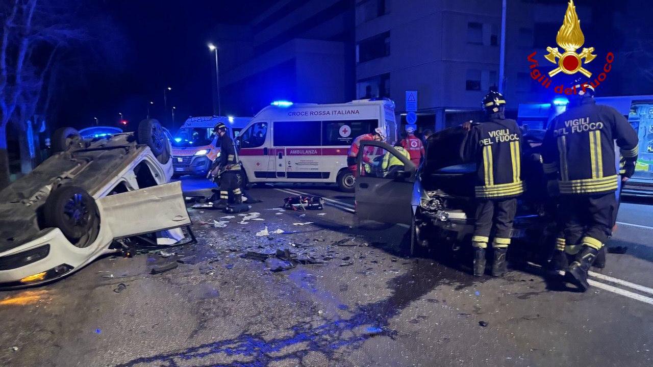 Incidente all’alba in viale Cialdini: sette feriti