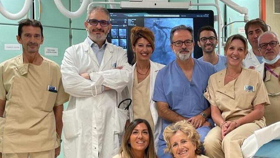 Il primario Emilio Pasanisi (il secondo da sinistra) insieme alla sua équipe