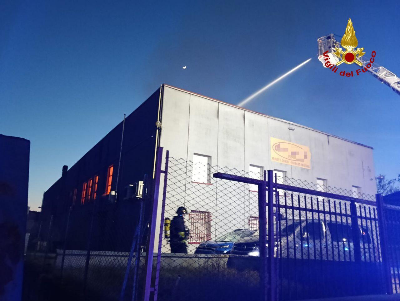 Incendio alla ChemCo di Vezzano: al via il monitoraggio Arpae su aria, acque e amianto