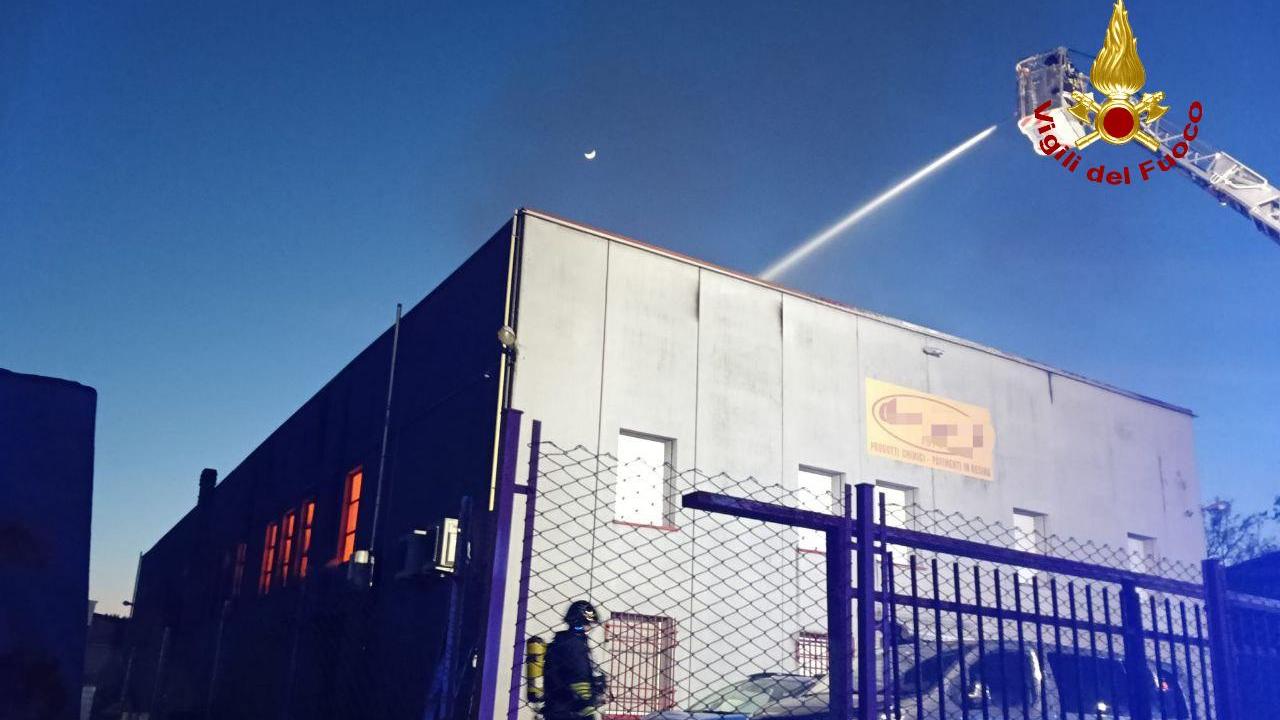 Incendio alla ChemCo di Vezzano: al via il monitoraggio Arpae su aria, acque e amianto