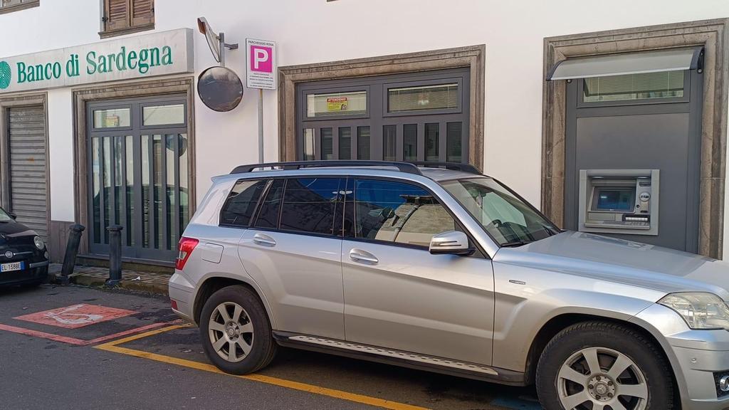 Assalto fallito al bancomat, i malviventi in fuga con un furgone bianco: cosa sappiamo