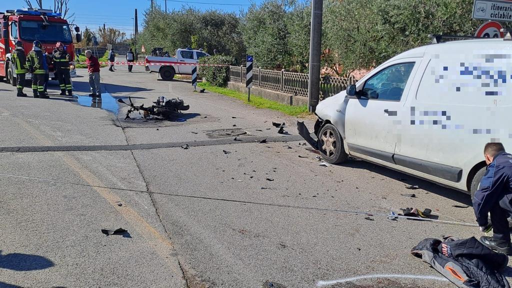 I mezzi coinvolti nell'incidente a Capezzano Pianore