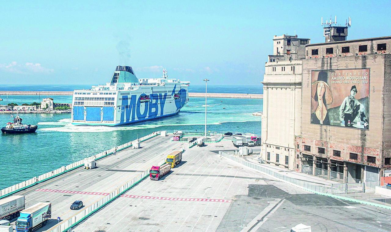 
	Un traghetto Moby in uscita dal porto di Livorno (foto d'archivio)

