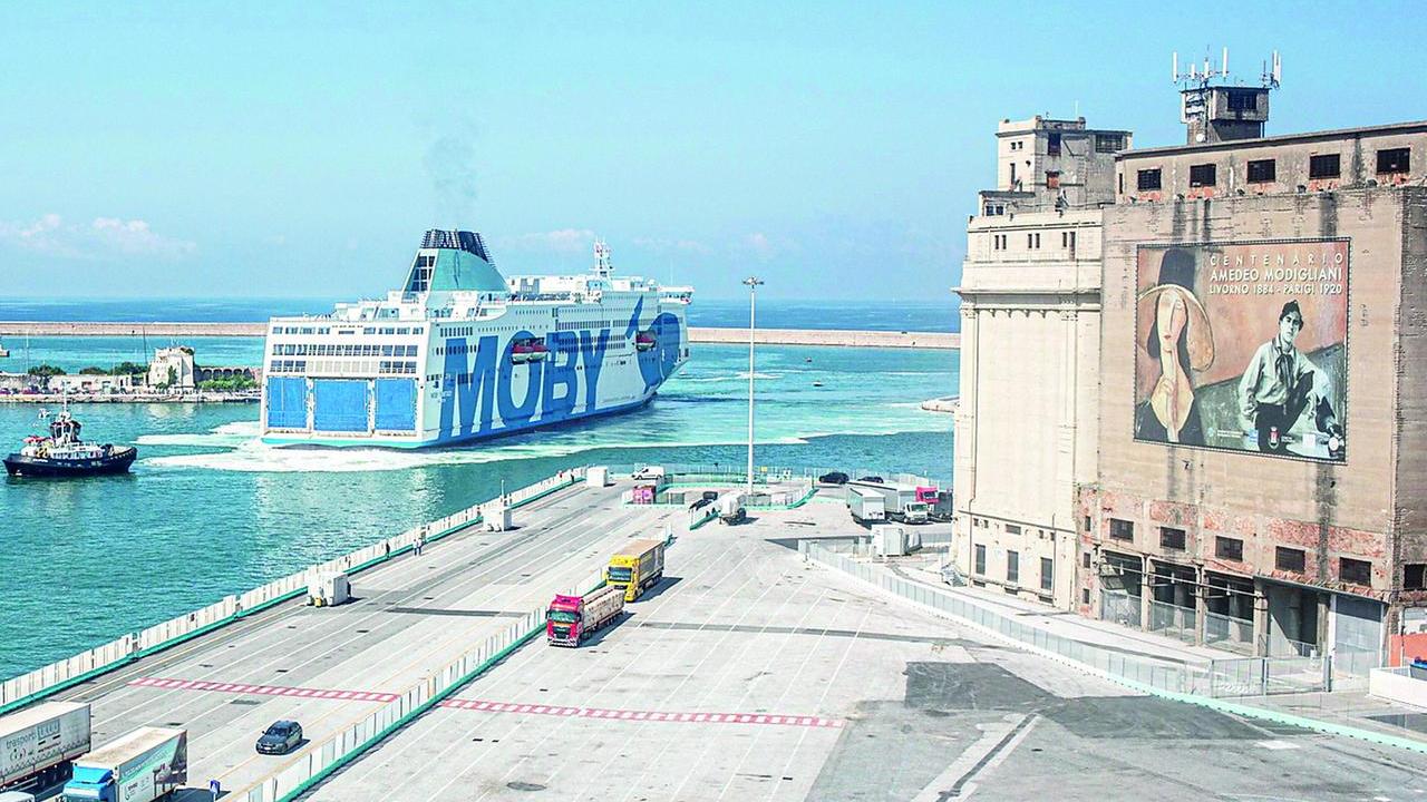 Un traghetto Moby in uscita dal porto di Livorno (foto d'archivio)