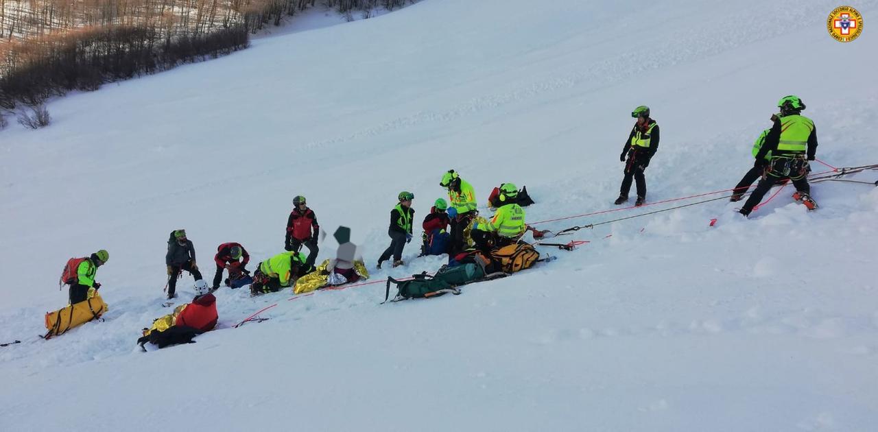 Due cordate con 6 alpinisti del Cai di Pavullo cadono per 30 metri nel canalone sul Corno alle Scale