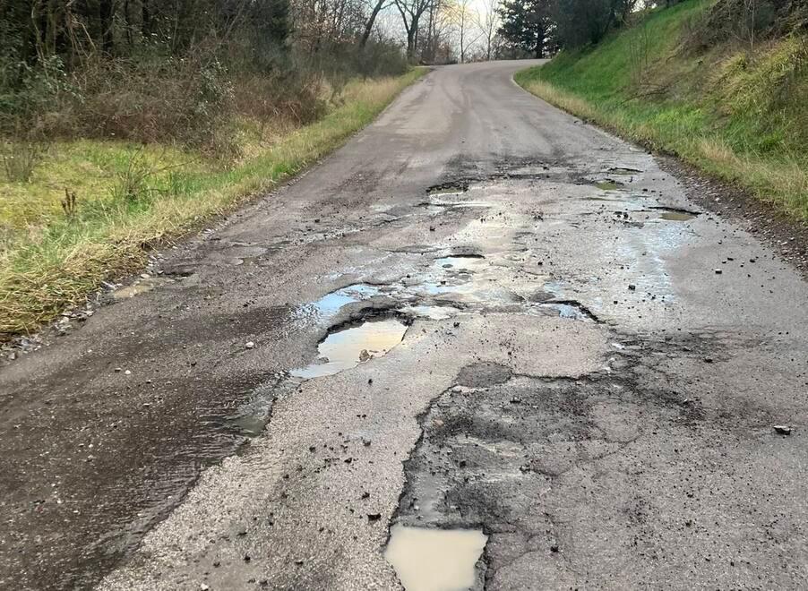 
	Un tratto di via Sarripoli e Brocchi: il manto stradale &egrave; rovinato dalle buche e le fosse laterali spesso ostruite

