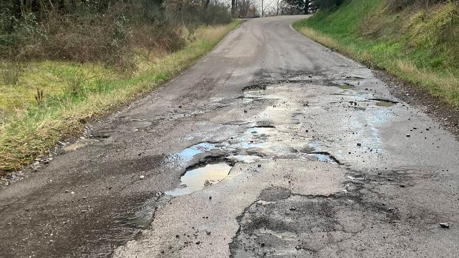 Un tratto di via Sarripoli e Brocchi: il manto stradale è rovinato dalle buche e le fosse laterali spesso ostruite