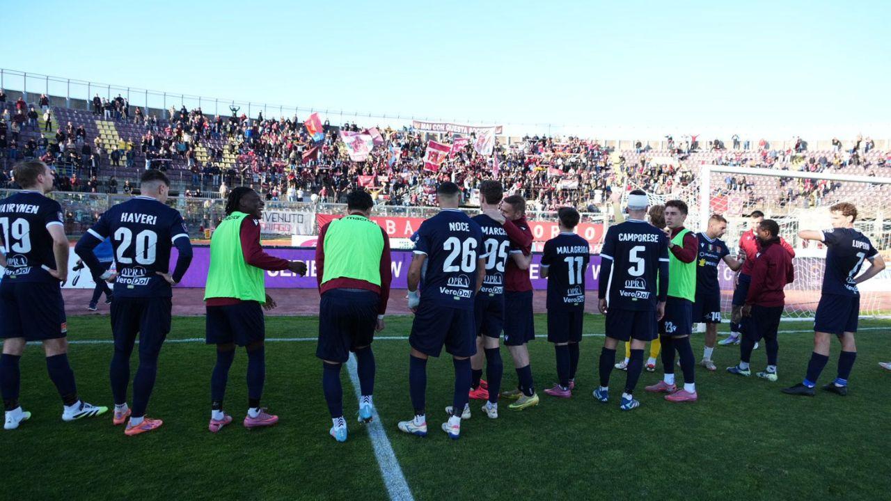 
	I giocatori sotto la curva (foto Stick)

