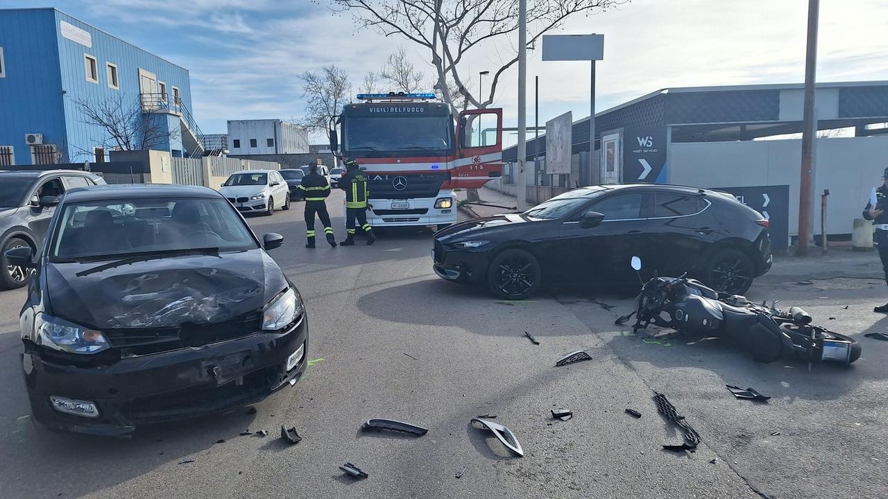 Sassari, schianto vicino al centro commerciale: un uomo in ospedale