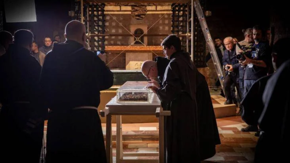 San Francesco, ad Assisi attesi 500mila pellegrini per l’ostensione delle reliquie: in migliaia dalla Sardegna