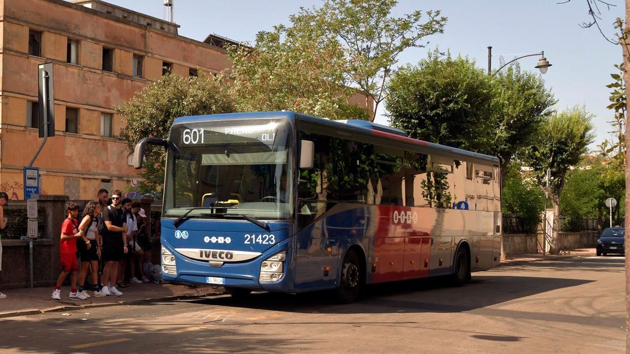 Pendolari al freddo e nel traffico: il capolinea Arst di Olbia torna sotto accusa