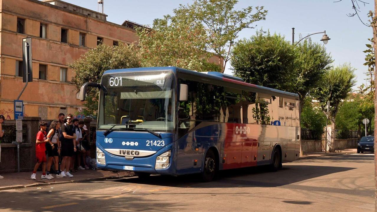 Pendolari al freddo e nel traffico: il capolinea Arst di Olbia torna sotto accusa