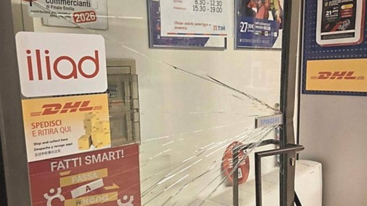 La porta a vetri di “Tech Pec” spaccata