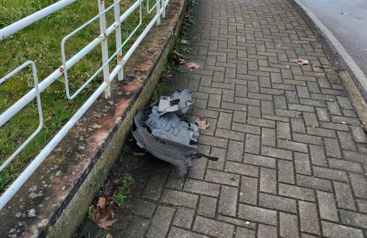 
	Il luogo dell'incidente, dove c'&egrave; ancora un pezzo d'auto

