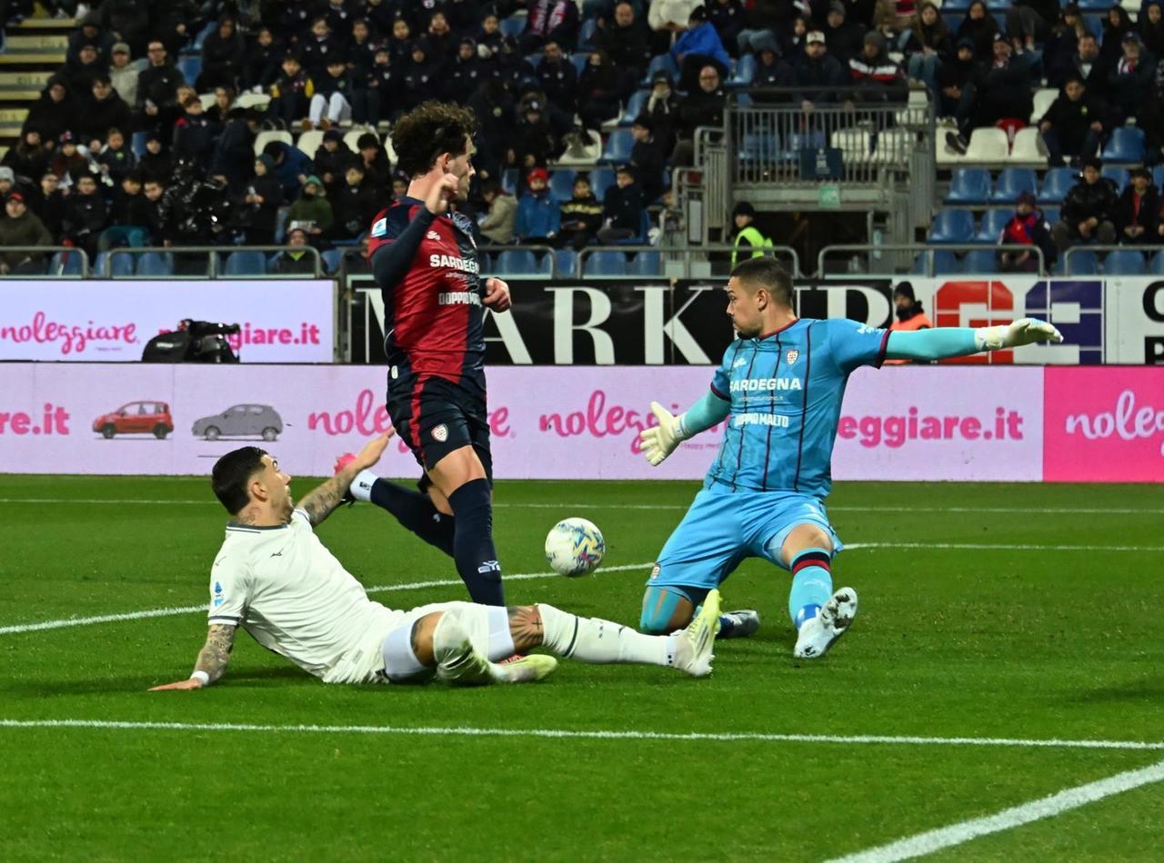 Il Cagliari crea di più, ma lo 0-0 con la Lazio è un punto importante