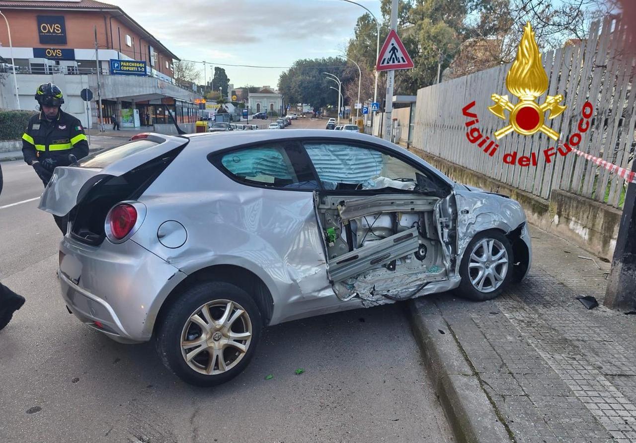 Sassari, perde il controllo dell’auto che si schianta sui piloni pubblicitari: un ferito