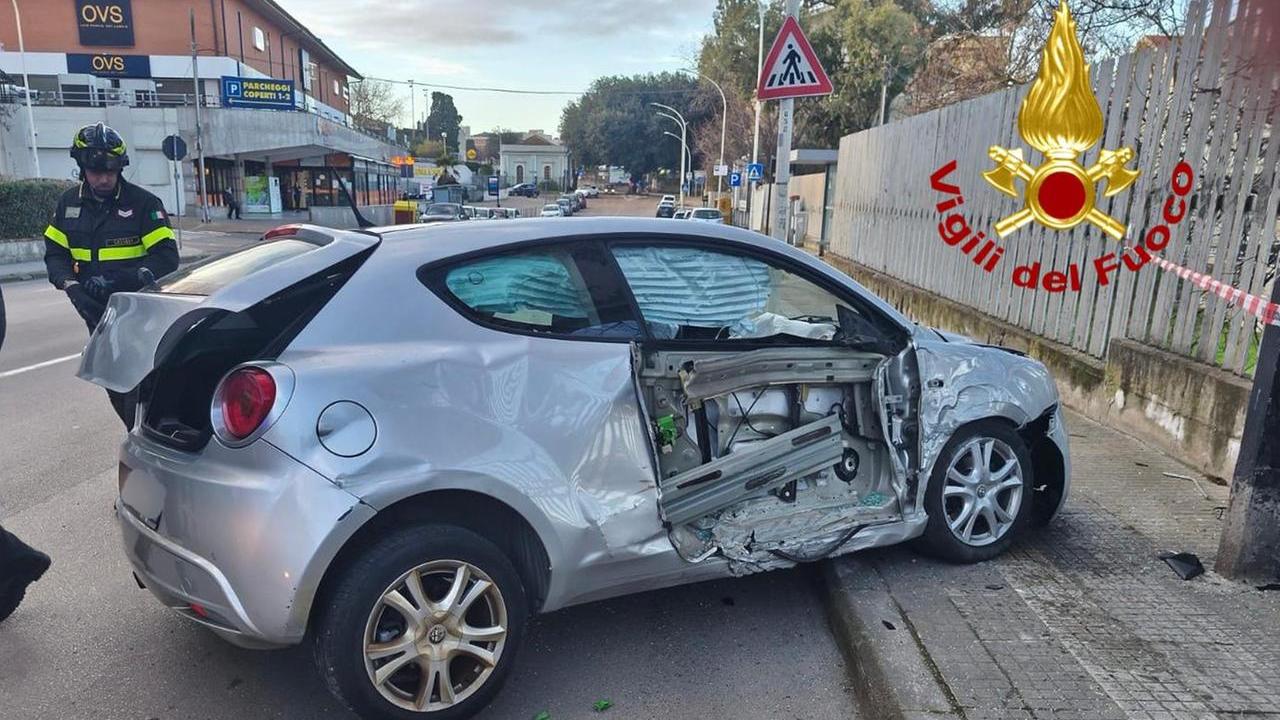 Sassari, perde il controllo dell’auto che si schianta sui piloni pubblicitari: un ferito
