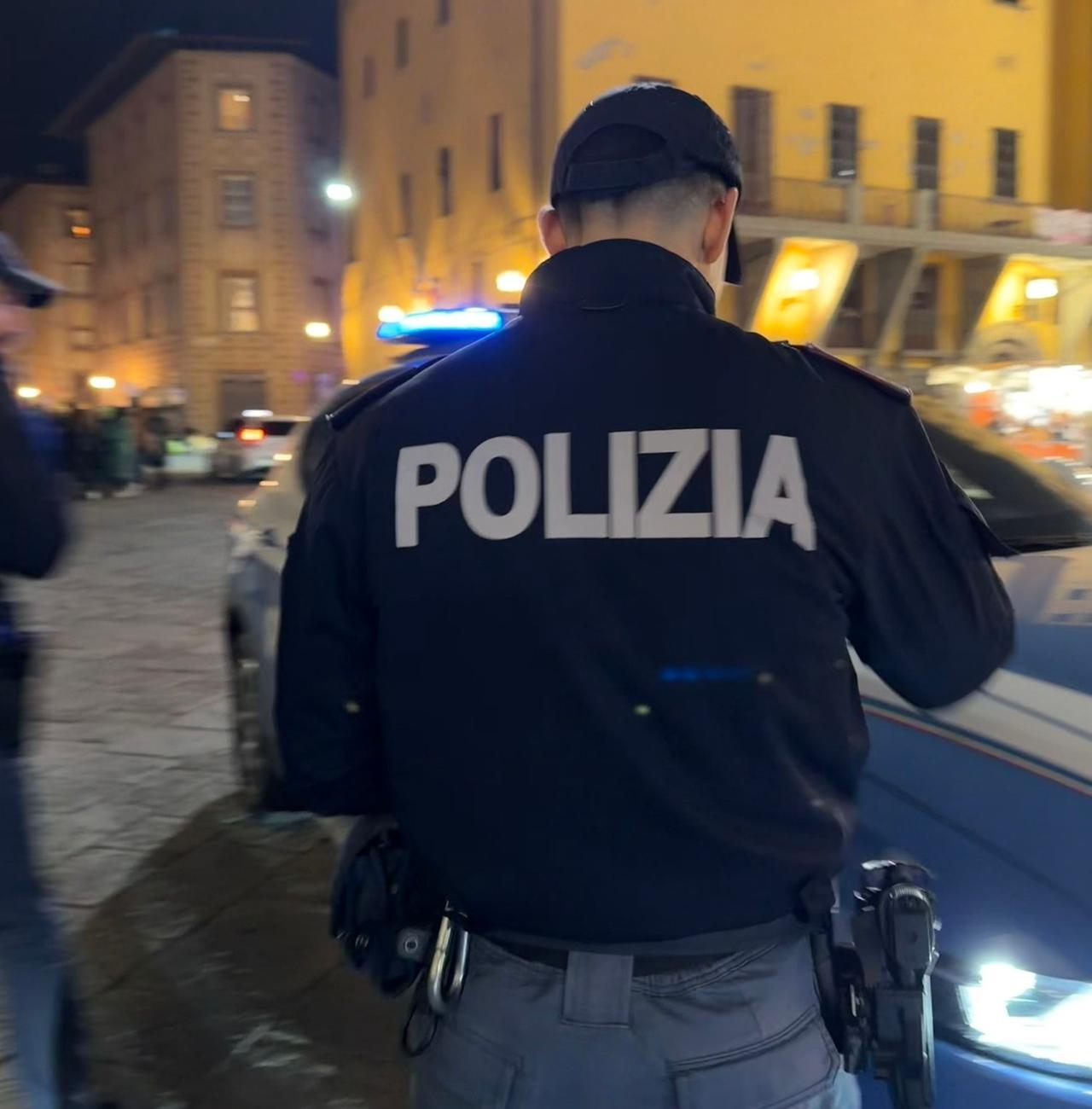 Firenze, incendio di notte in via Cavour: la polizia entra tra fumo e fiamme e salva sette persone