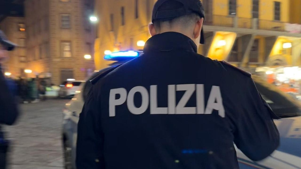 Firenze, incendio di notte in via Cavour: la polizia entra tra fumo e fiamme e salva sette persone