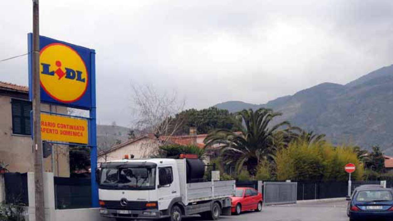 L'ingresso del supermercato Lidl di Massa