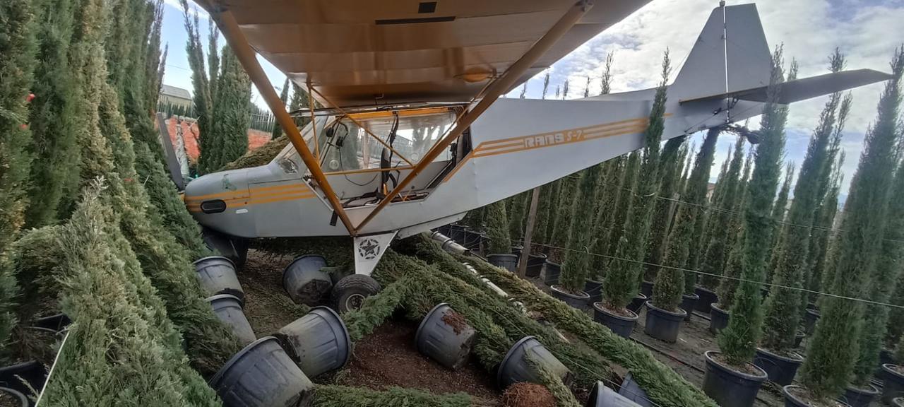 Pistoia, aereo ultraleggero costretto all’atterraggio di emergenza: il pilota plana su un vivaio e si salva