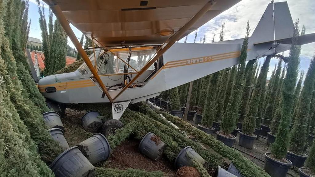 Pistoia, aereo ultraleggero costretto all’atterraggio di emergenza: il pilota plana su un vivaio e si salva