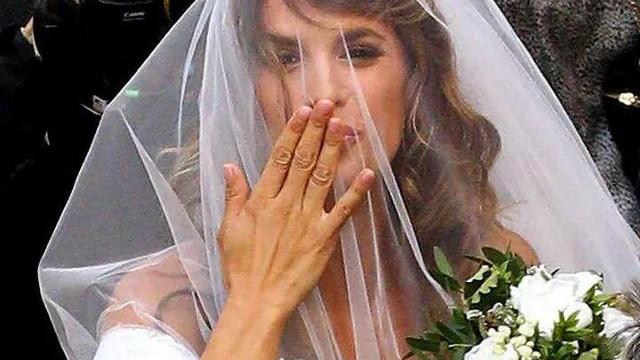 Venduto l’abito da sposa di Eli Canalis, 5.500 euro alla comunità “Criaturas”