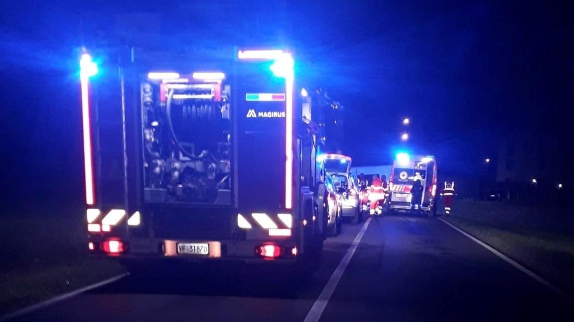 Vola con l’auto fuori strada, gravissimo un 20enne