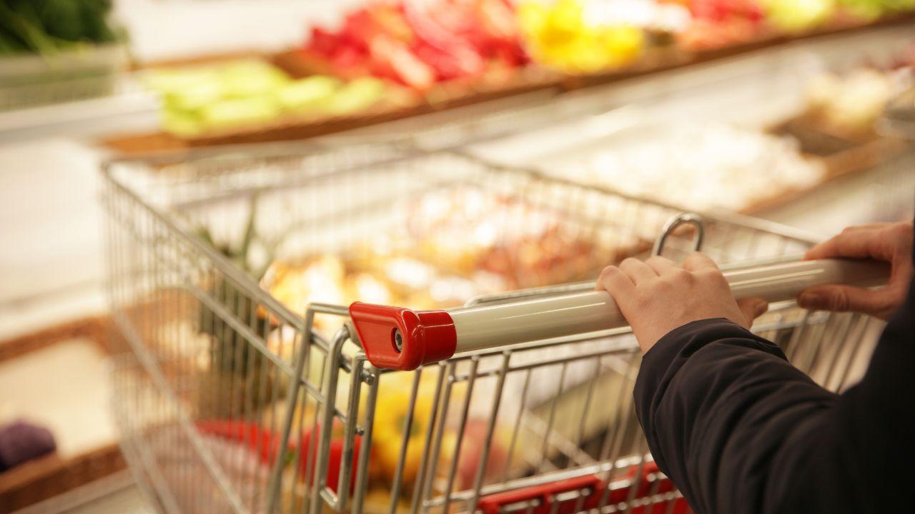 Per la spesa si spende sempre di più: aumenti fino a 386 euro – Cinque anni di rincari: cosa dicono i numeri e come cambiano le abitudini