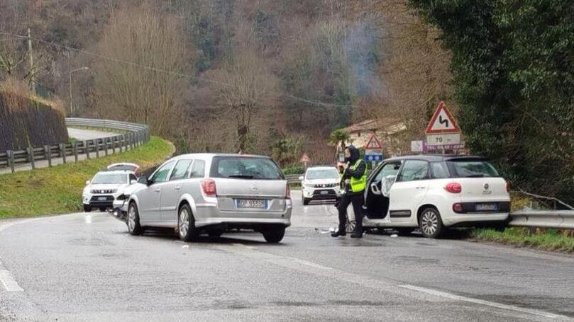 Barga, fissati i funerali di Marco Mazzon morto nell’incidente stradale. Il figlio ancora in ospedale