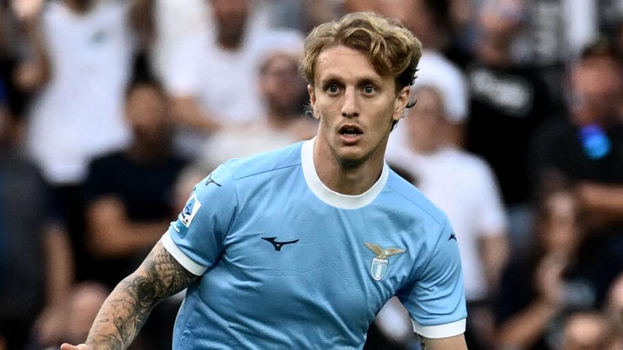 Nottata da incubo per il calciatore della Lazio Rovella: prima l’infortunio con il Cagliari, poi l’auto in panne sulla 131