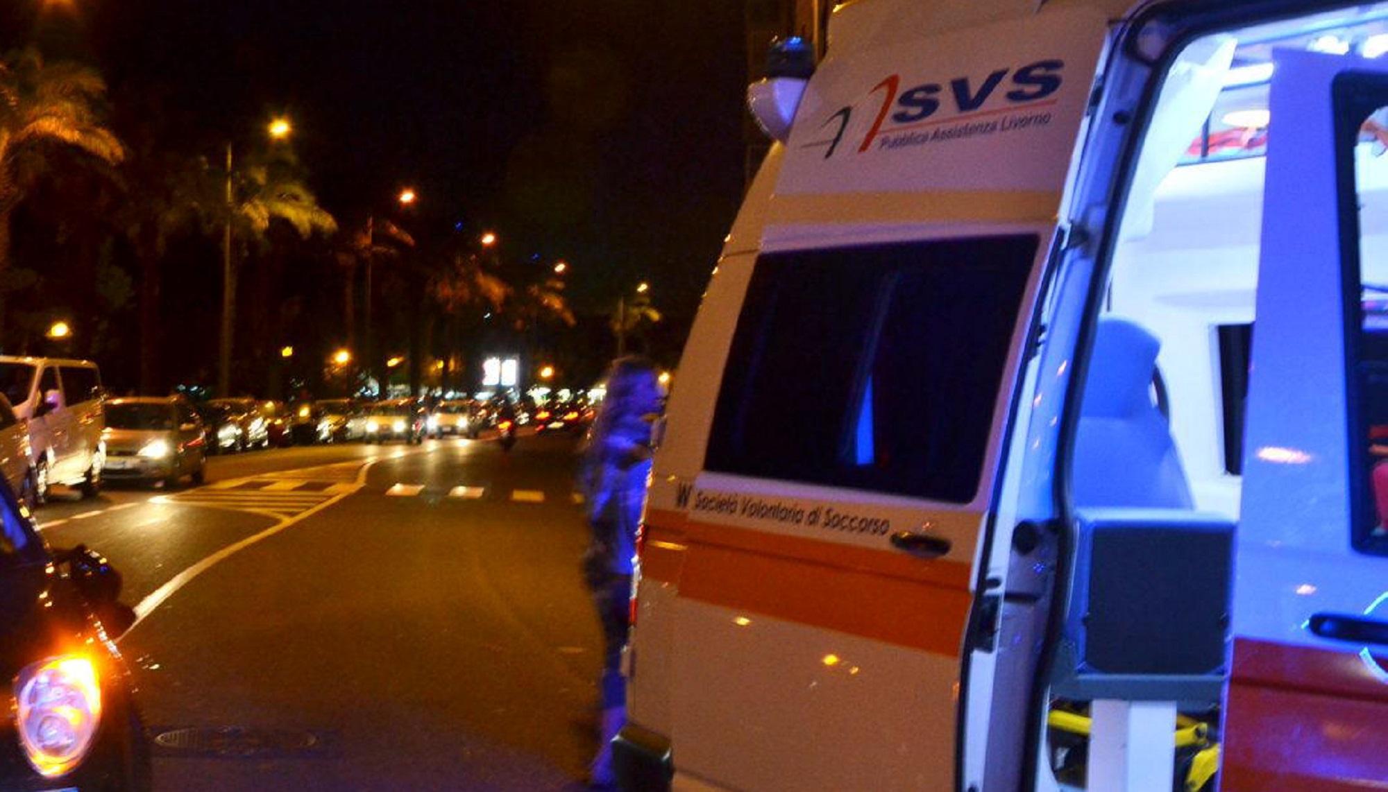 Un'ambulanza della Svs durante un soccorso dopo un incidente all'incrocio fra viale Italia e via Forte dei Cavalleggeri