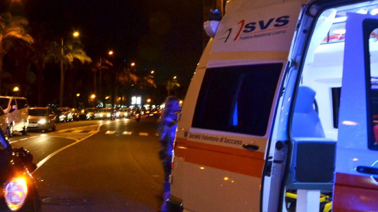 Un'ambulanza della Svs durante un soccorso dopo un incidente all'incrocio fra viale Italia e via Forte dei Cavalleggeri