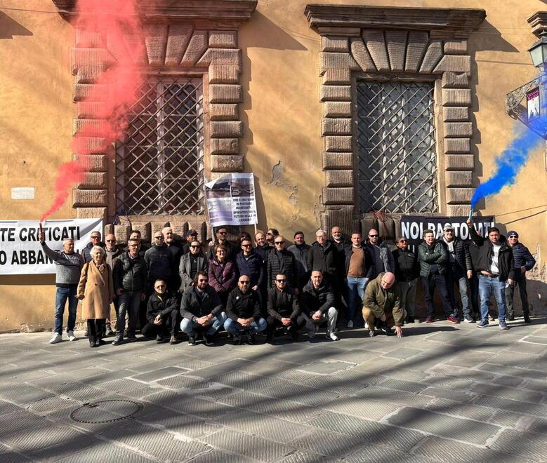 Lucca, in piazza la protesta dei tassisti: «Assessora, veniamo a cena da te»