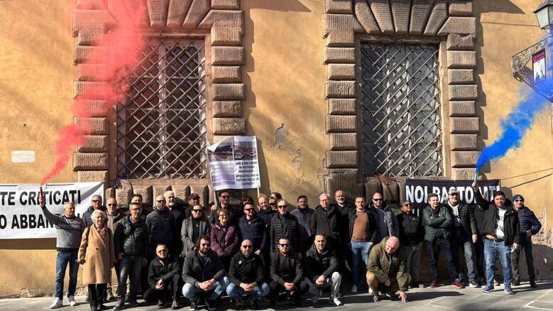 Lucca, in piazza la protesta dei tassisti: «Assessora, veniamo a cena da te»