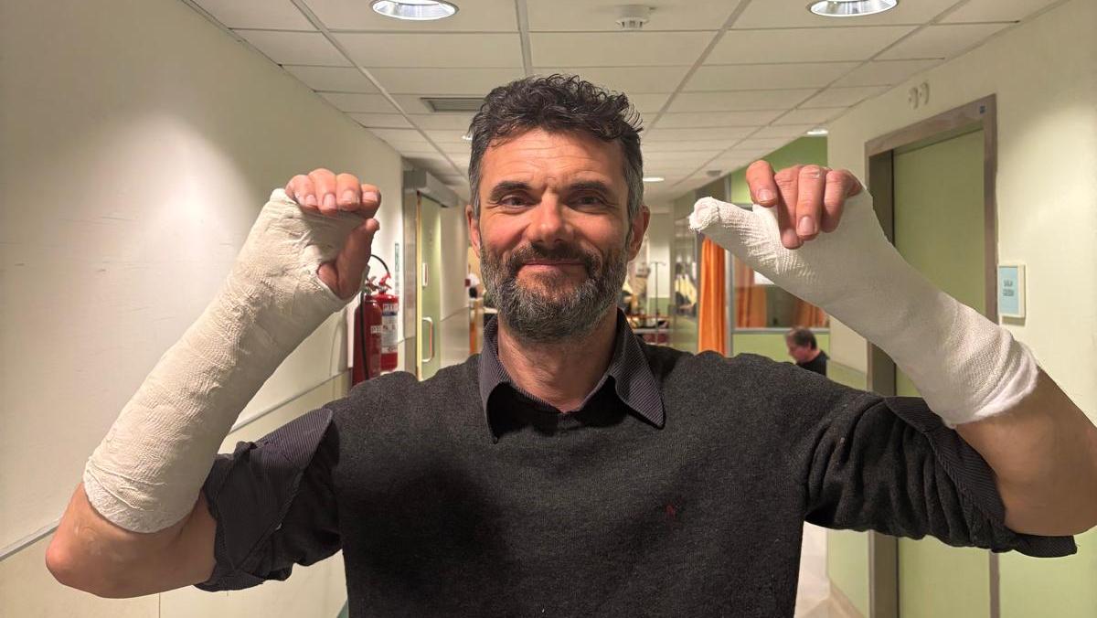 Il consigliere regionale del Pd Matteo Biffoni dopo le cure in ospedale