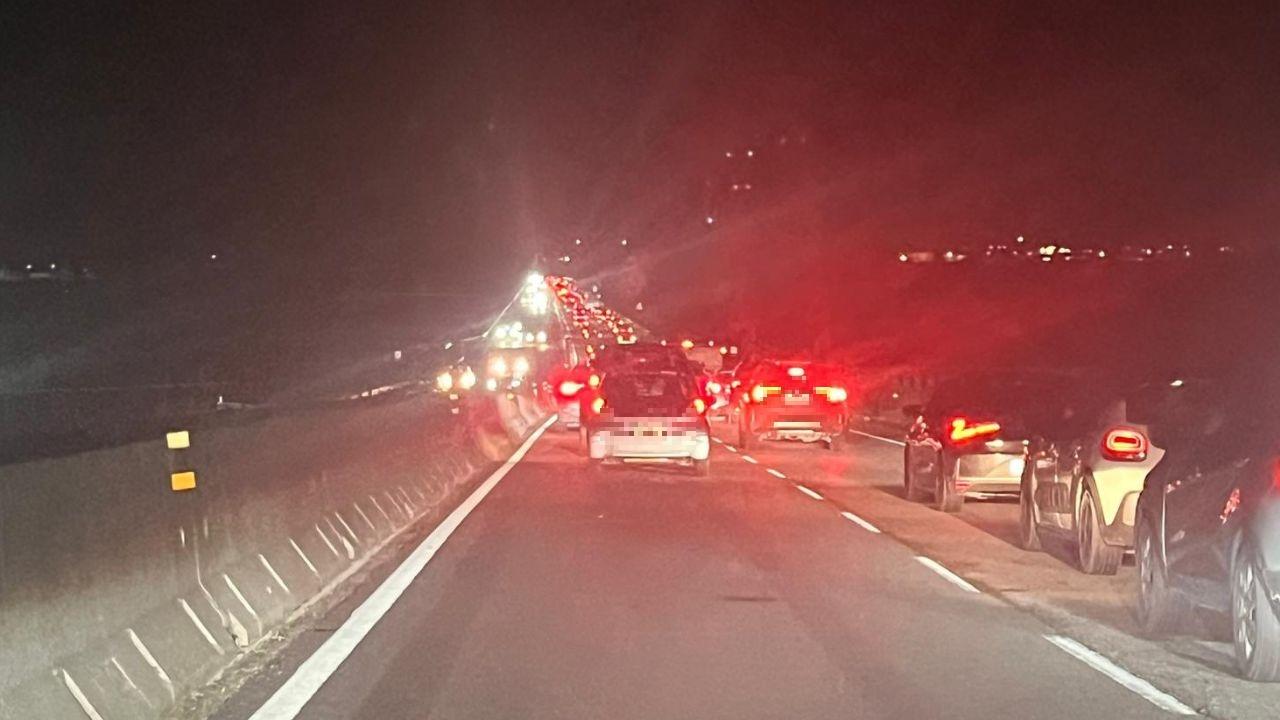 La coda fra Vicarello e Ponsacco, direzione Firenze lungo la Fi-Pi-Li