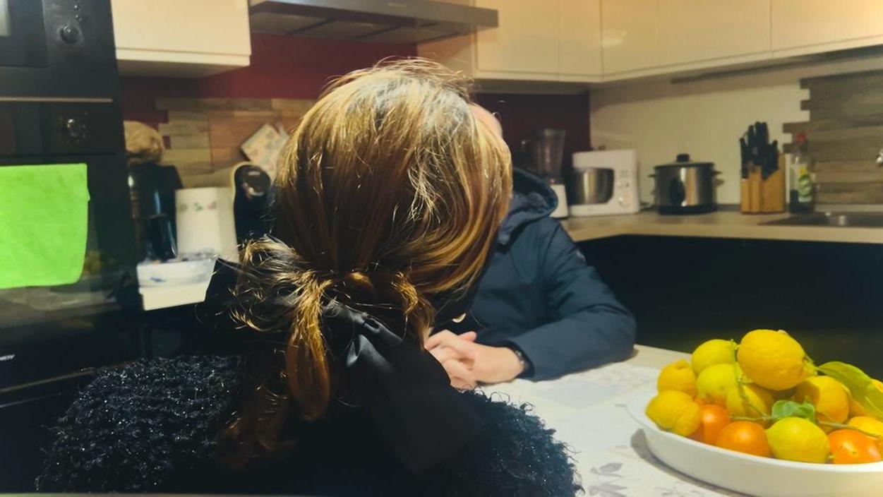 «Mi ha picchiata e umiliata, ora mi riprendo la vita» – il racconto choc della ragazza segregata a Sassari