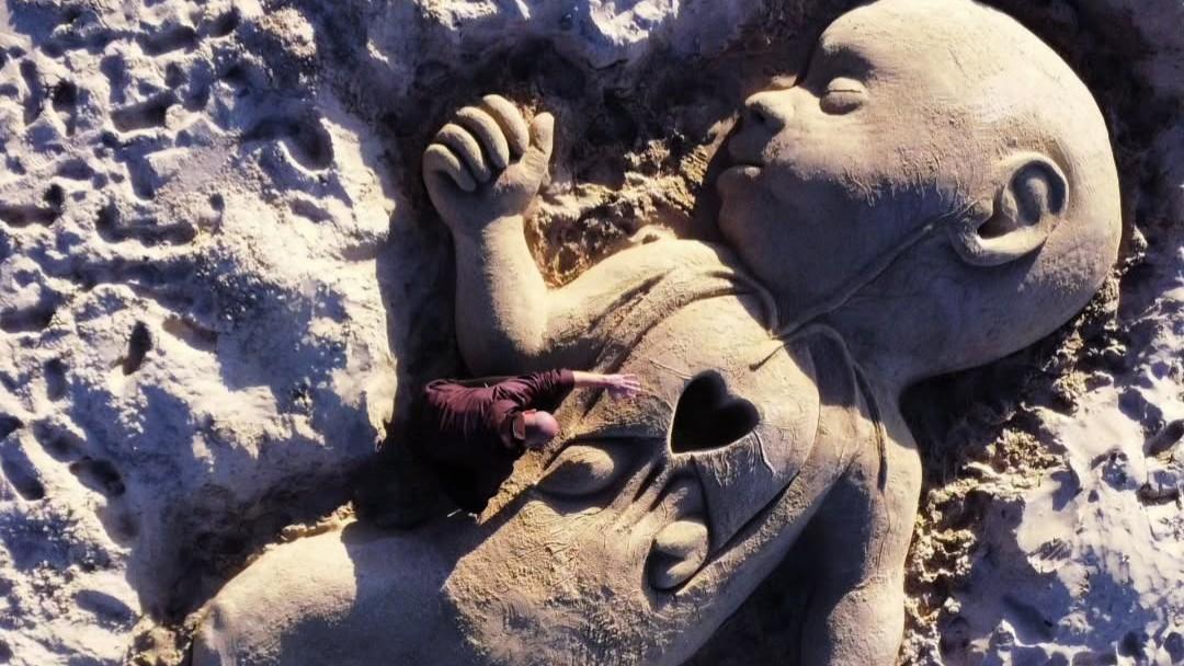 Domenico e il cuore bruciato, sulla spiaggia di Platamona la dedica al bimbo di Napoli